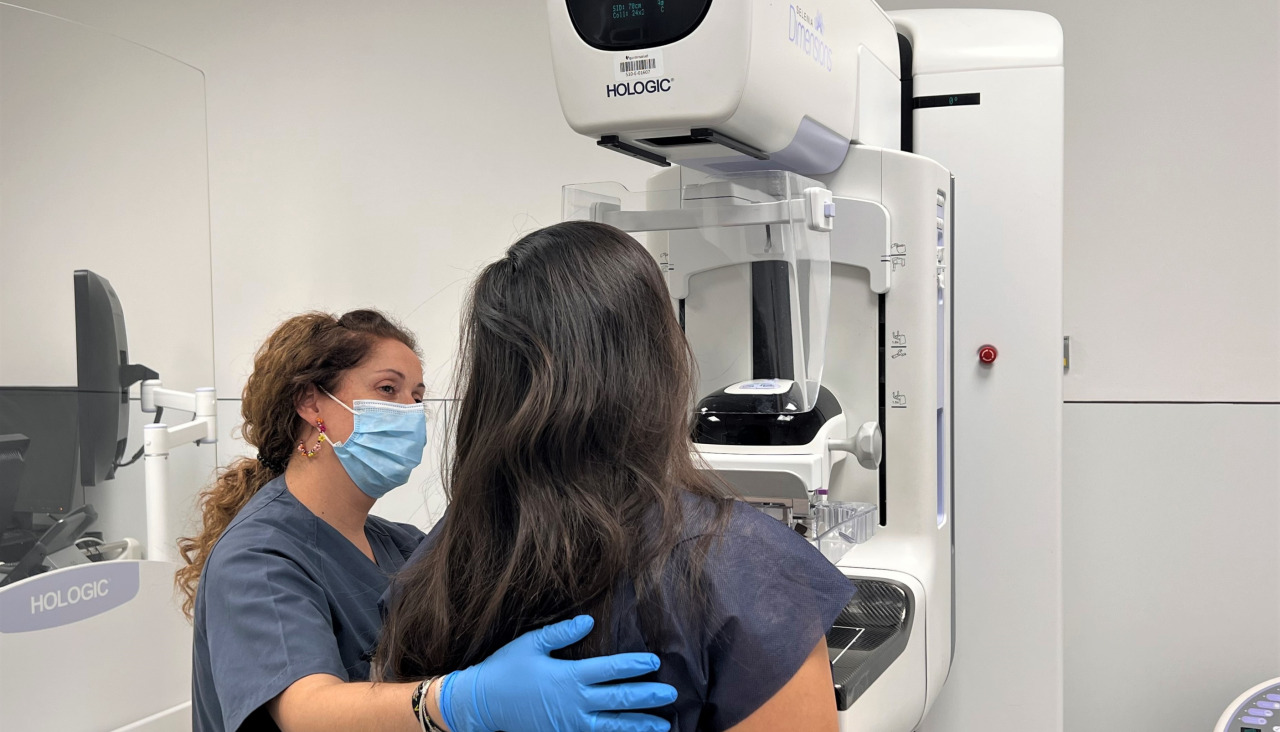 Una mujer se somete una mamografía en un hospital de Córdoba