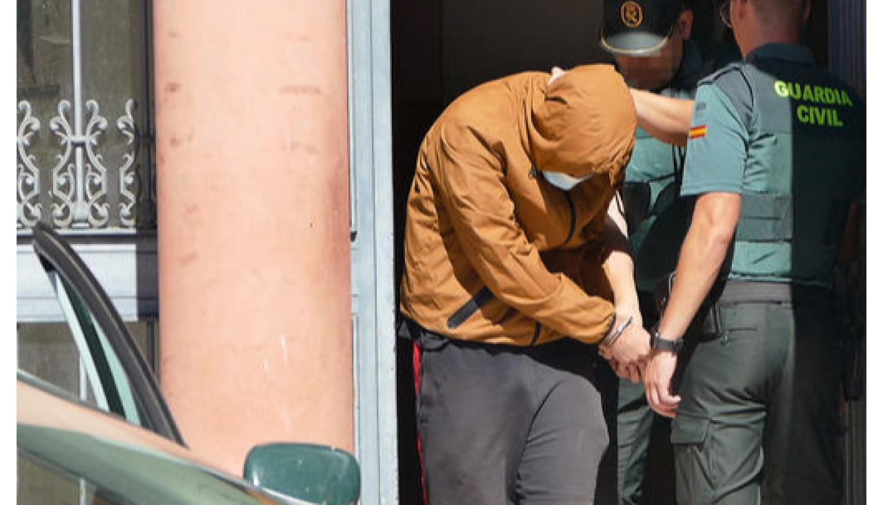 La Guardia Civil traslada al detenido tras la reconstrucción de los hechos