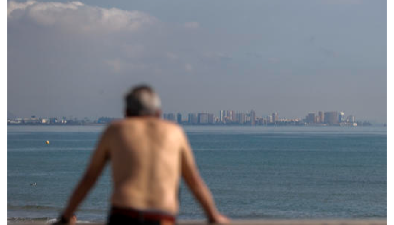 Un hombre contempla la playa de la Malvarrosa, en Valencia