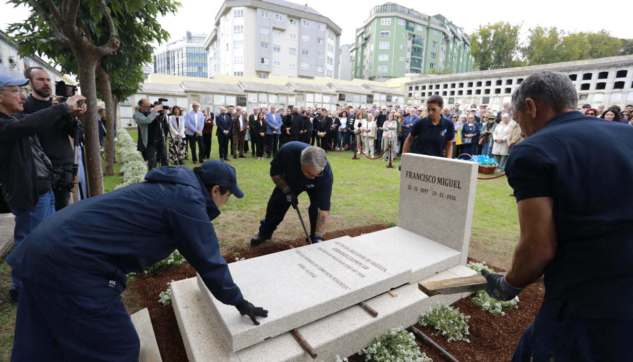 El artista, ‘paseado’ en 1936, descansa desde el 29 de septiembre en San Amaro