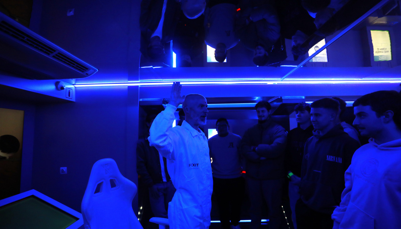 Primera parada de Finexit, esta mañana, en el IES Urbano Lugrís