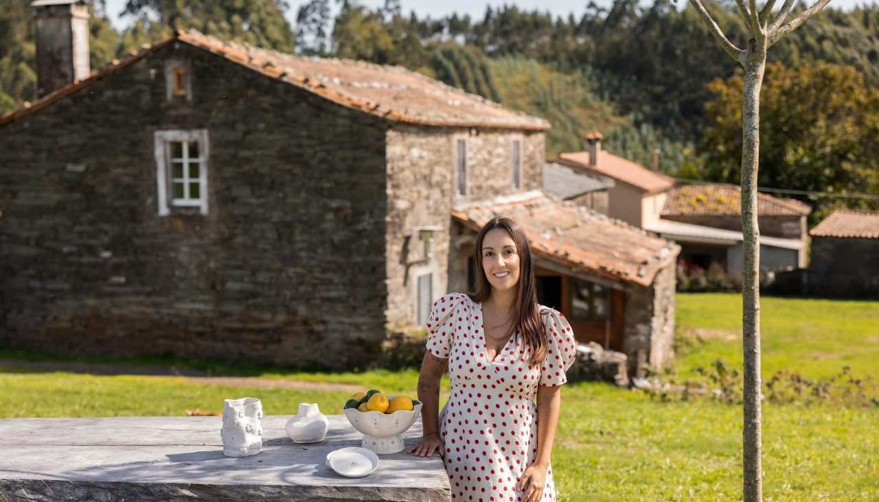 Verónica Alfonso, con algunas de las piezas de cerámica que elabora en Dordaño
