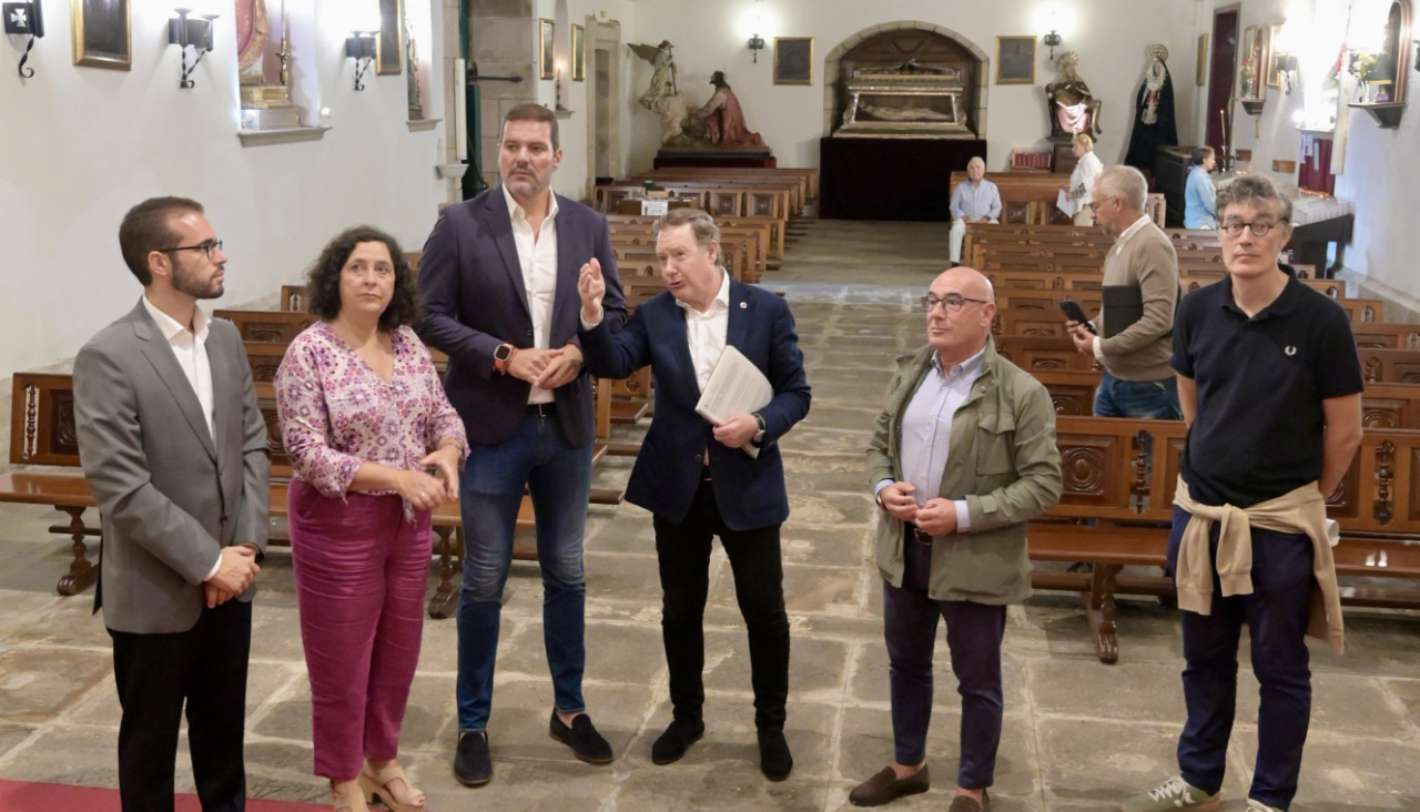 El ministro de la Orden Tercera, Salvador Peña, mostrando a las visitas los daños en el edificio