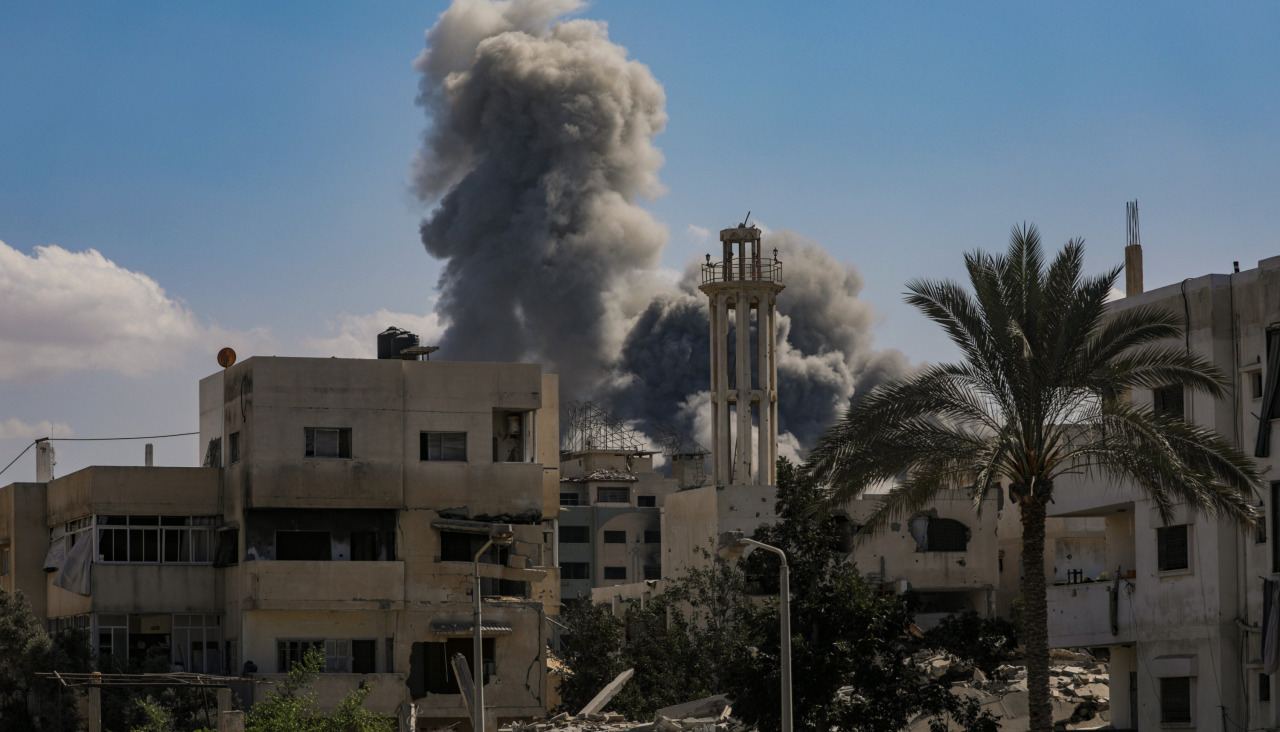El humo se eleva tras un ataque aéreo en ciudad de Gaza