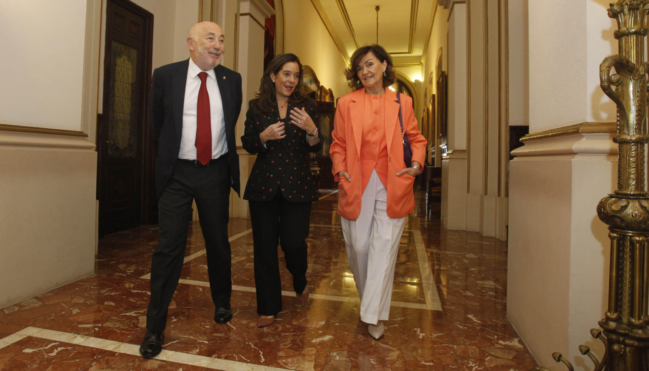 Carmen Calvo, durante su visita al Ayuntamiento de A Coruña