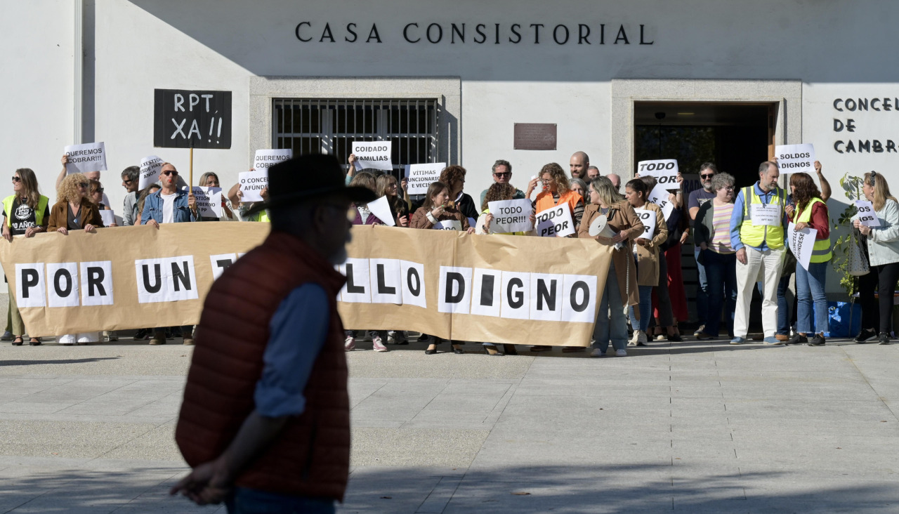 El personal municipal reanudó sus movilizaciones delante de la casa consistorial