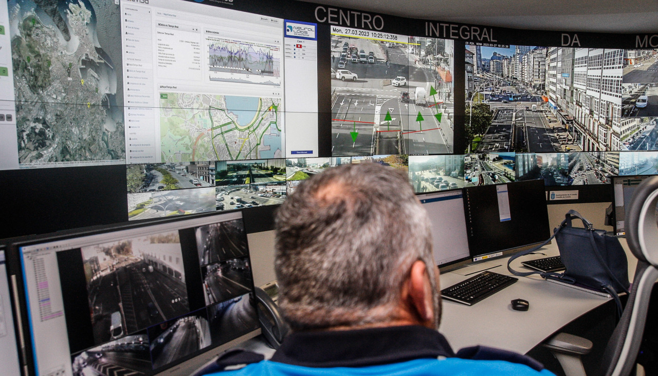 Un agente vigila las pantallas en el Cimob