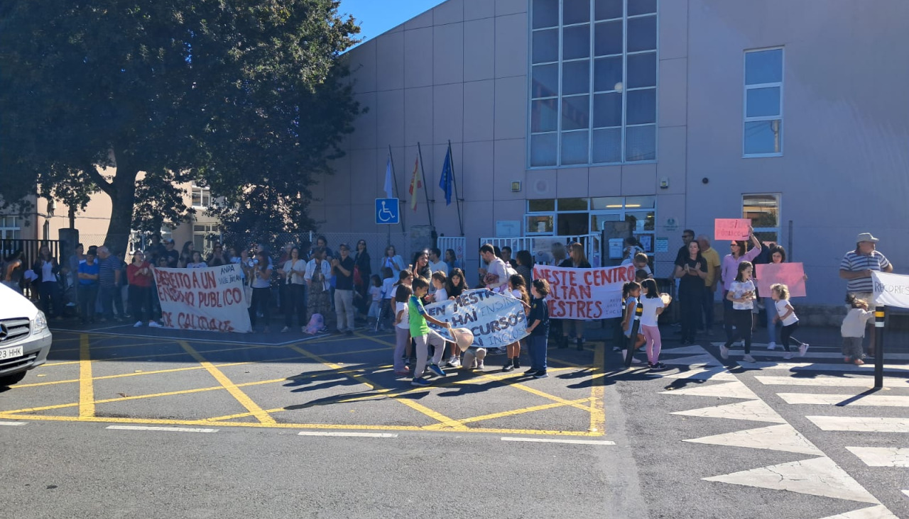 Concentración en el CEIP Valle Inclán de Perillo