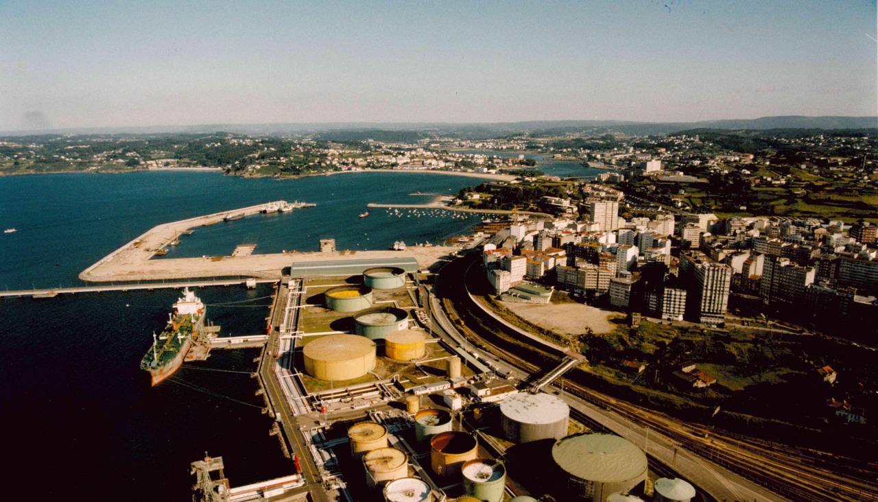 La terminal petrolera de Repsol en el Puerto Interior de A Coruña en 1997