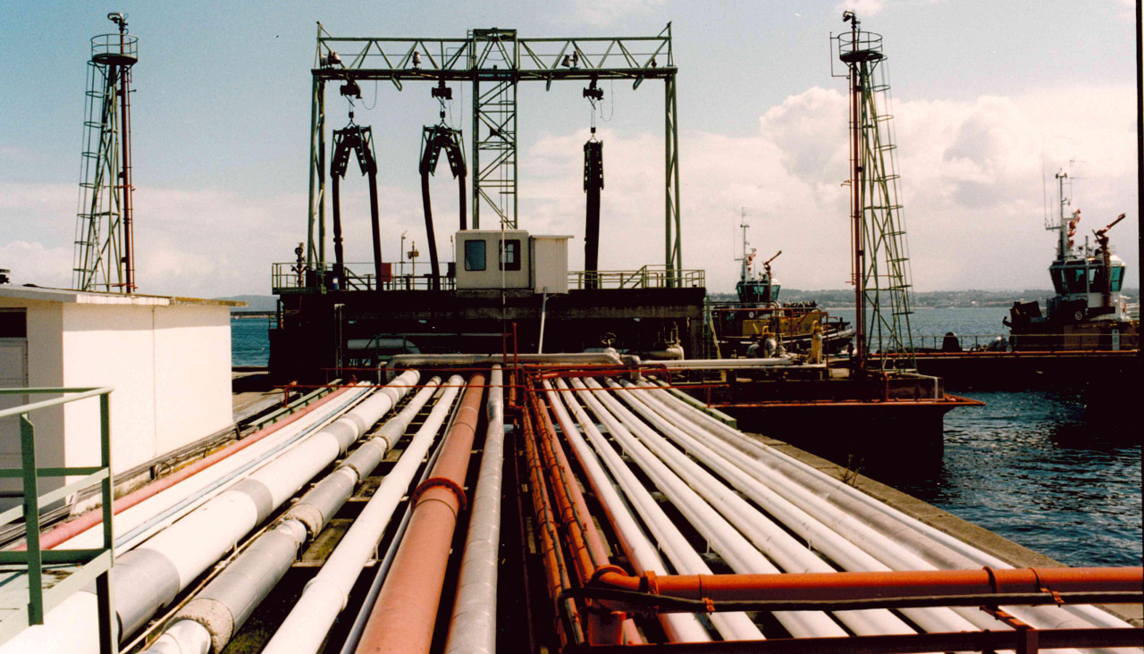 Terminal petrolera de Repsol en el Puerto Interior de A Coruña en 1997