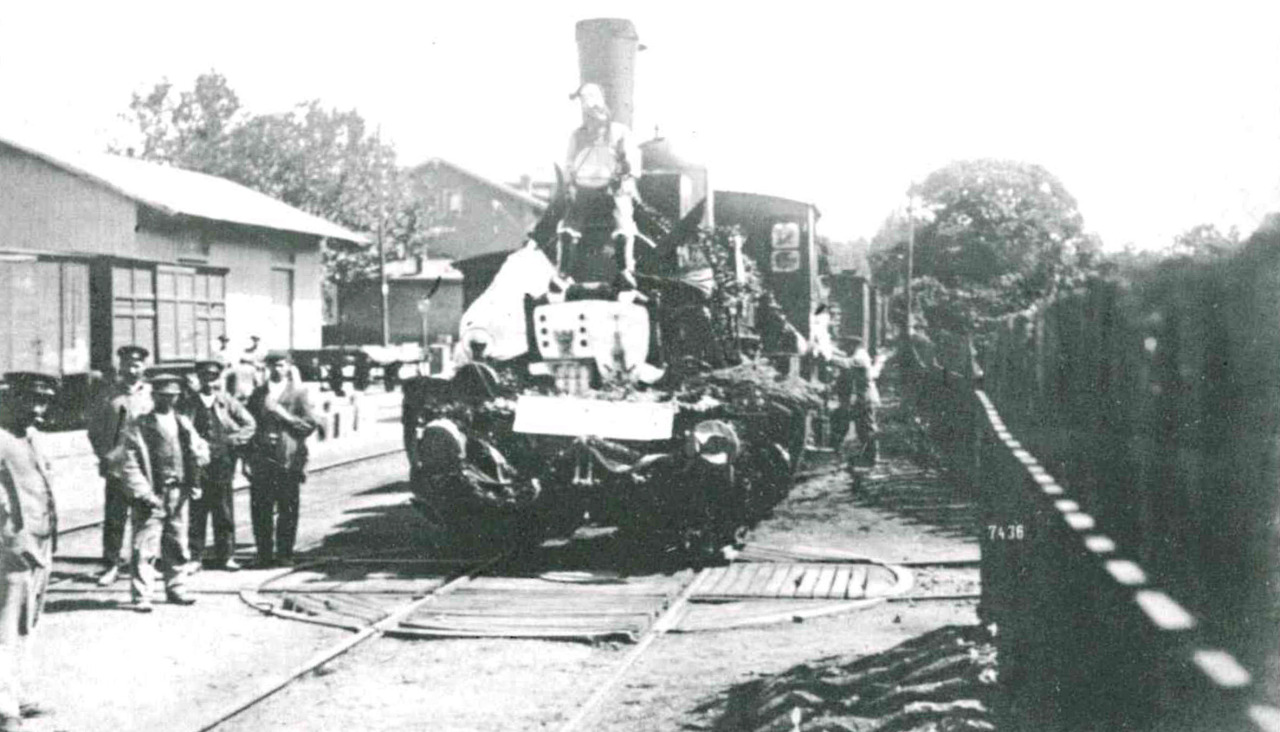 Parada en la estación de Cesuras del trayecto A Coruña-Lugo en 1906