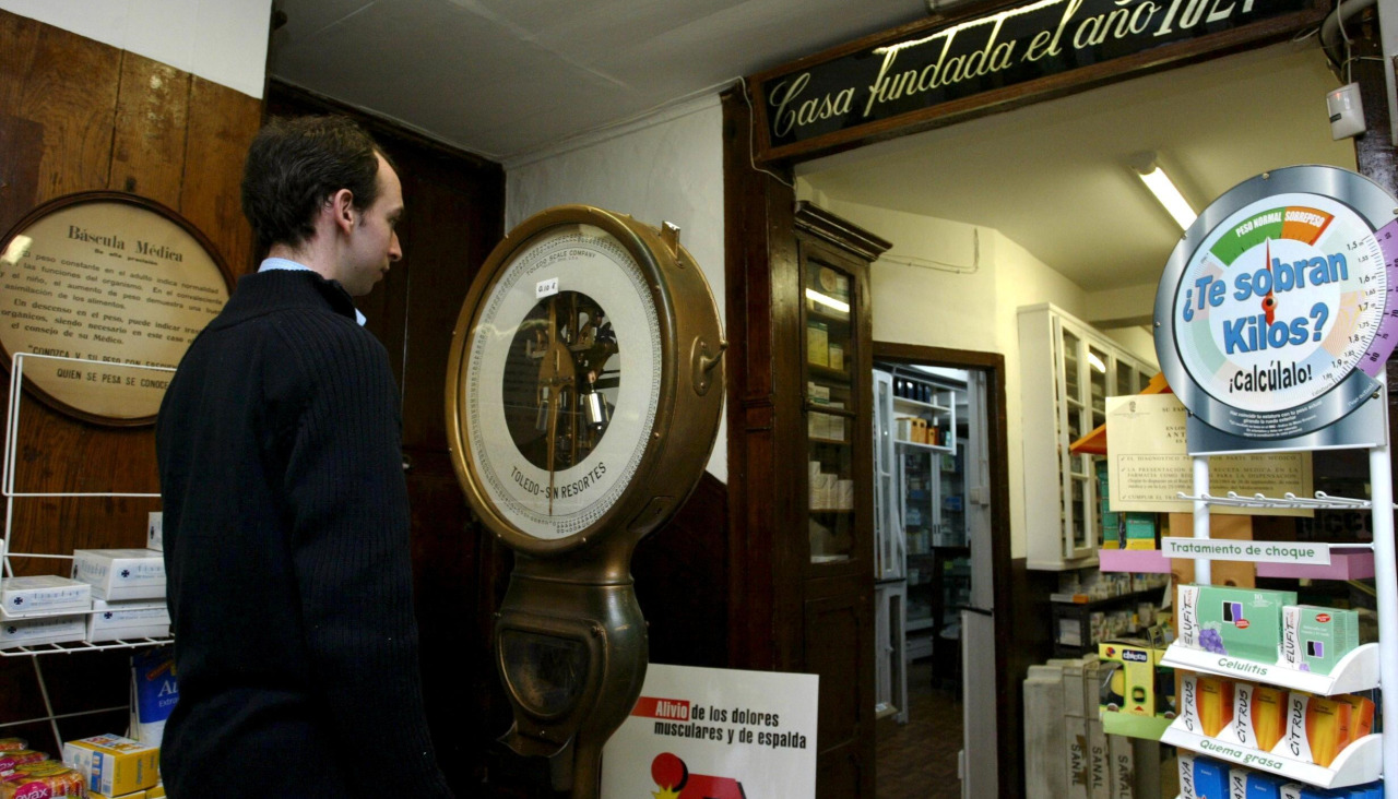 Interior de la Farmacia Villar en 2004