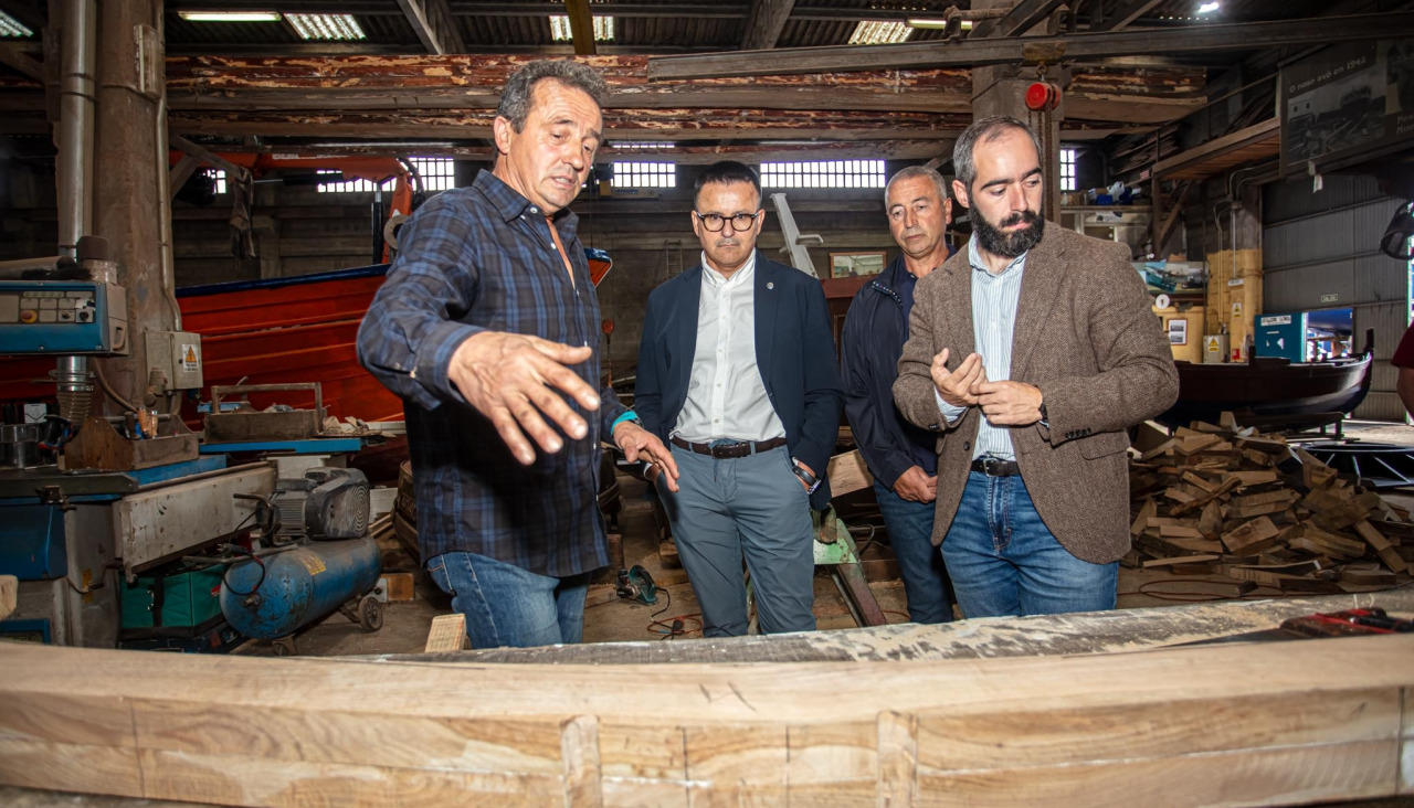 El conselleiro de Emprego (centro), este miércoles, en los Astilleros Catoira