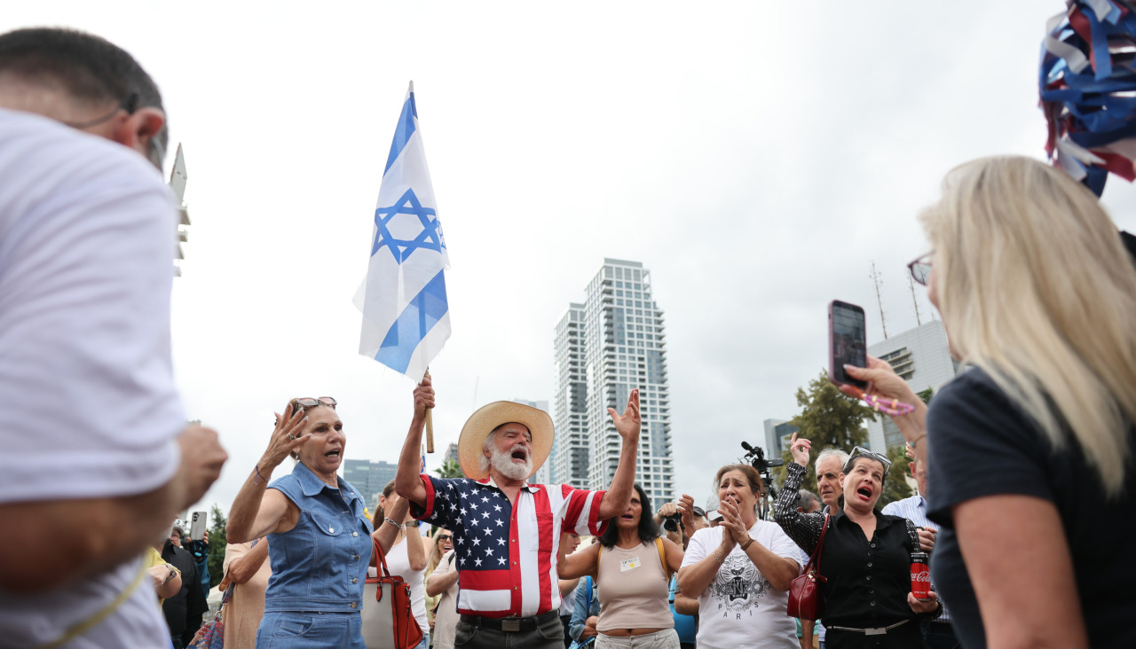 Ciudadanos israelíes celebran el acuerdo de paz