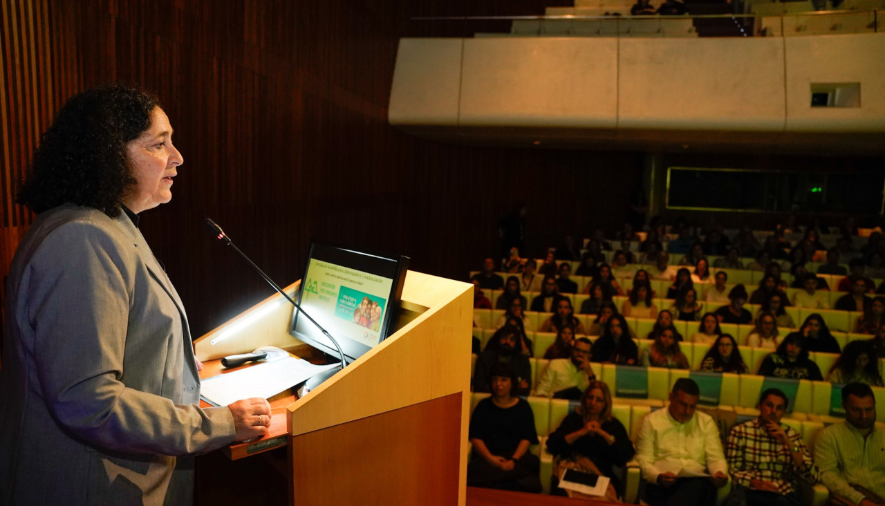La delegada de la Xunta, Belén do Campo, en las jornadas de APEM en la sede de Abanca