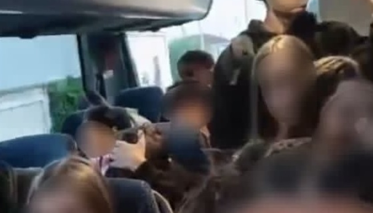 Jóvenes en un autobús entre Miño y Betanzos