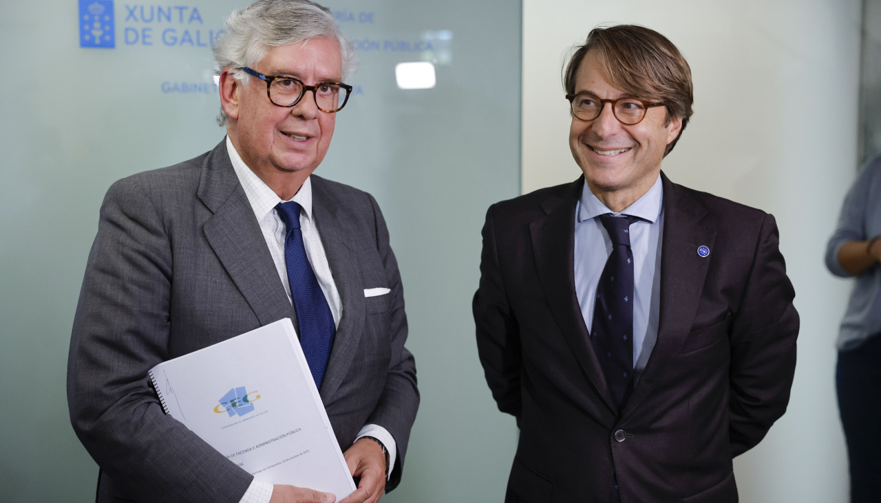 El presidente de los empresarios de Galicia, Juan Manuel Vieites (i), y el conselleiro de Facenda, Miguel Corgos (d), en el marco de las reuniones con agentes sociales