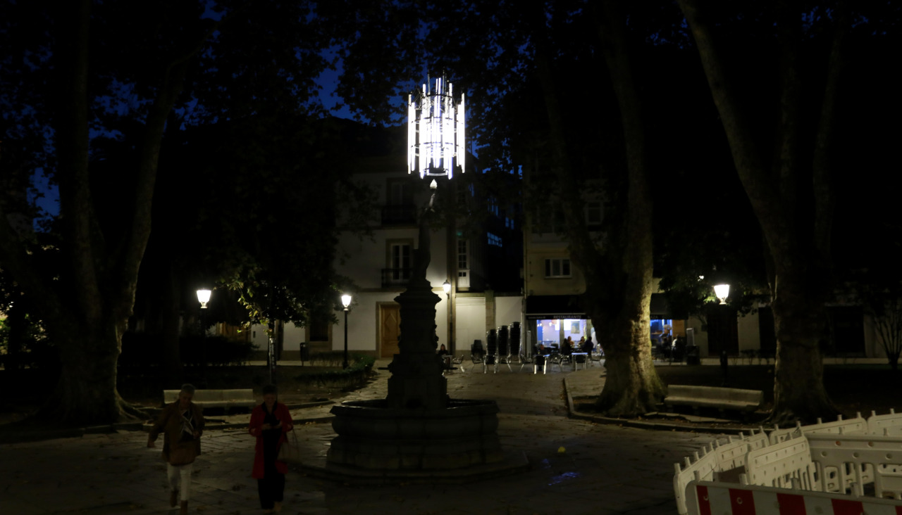 La fuente del Deseo, en la plaza de Azcárraga, en la noche de este viernes