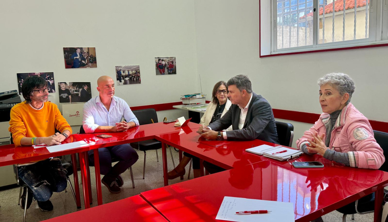 Silvia Longueira, acompañada por el eurodiputado Nicolás González Casares, mantuvo un encuentro con los cooperativistas de Xuxán