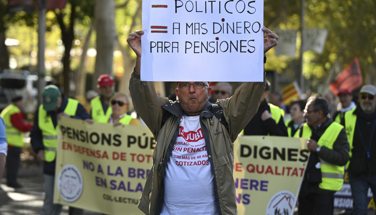 Un hombre, en una manifestación en defensa del sistema público de pensiones