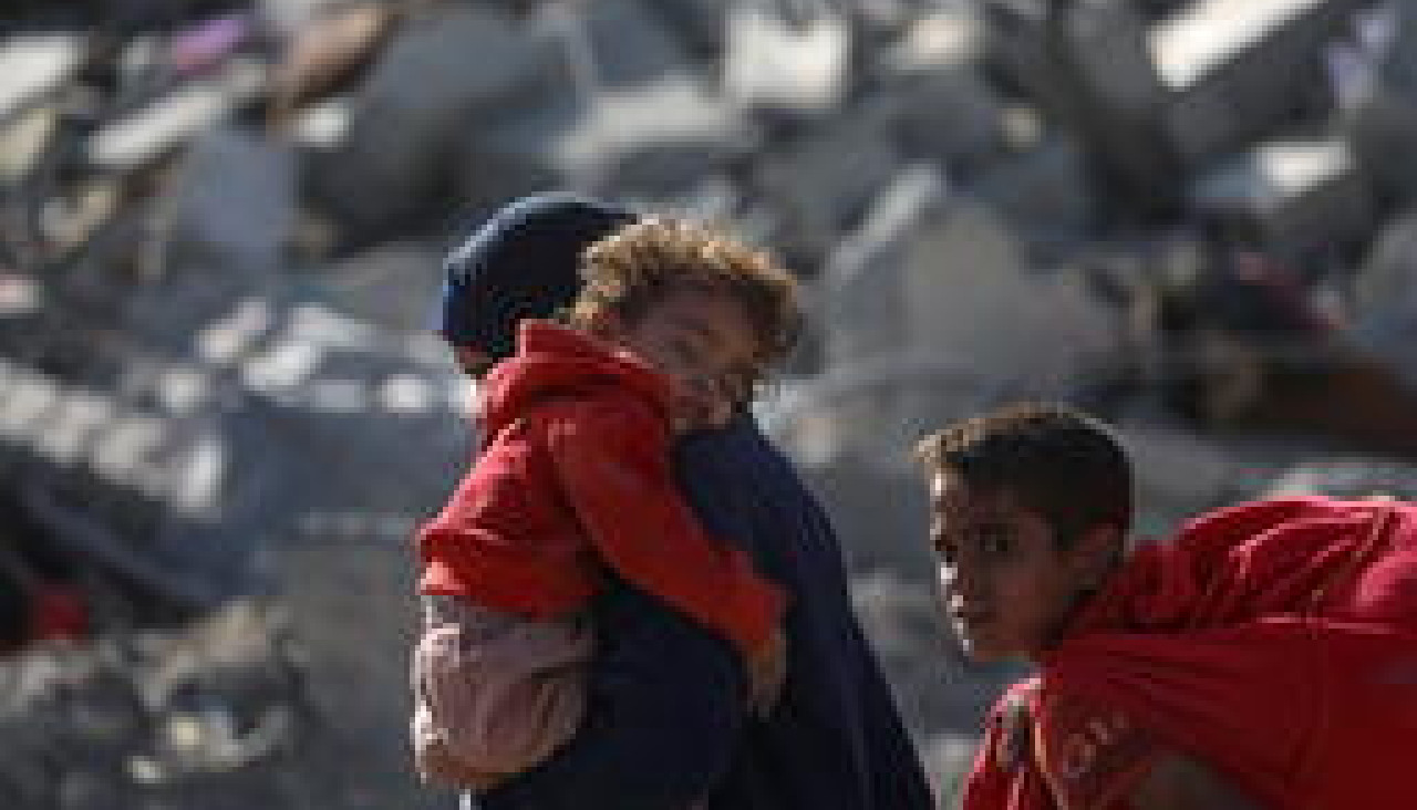 Una madre palestina traslada a sus hijos de regreso a la ciudad desde sus refugios en el sur