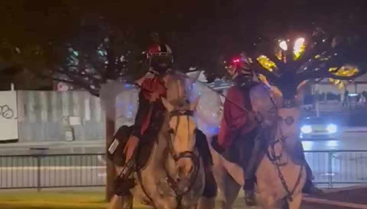 Jinetes paseando por O Burgo