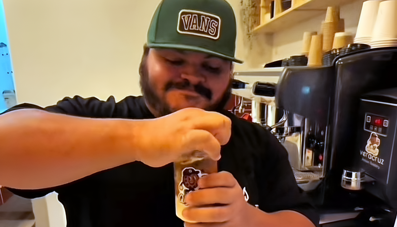 El dueño de Qkinhas con un café en lata