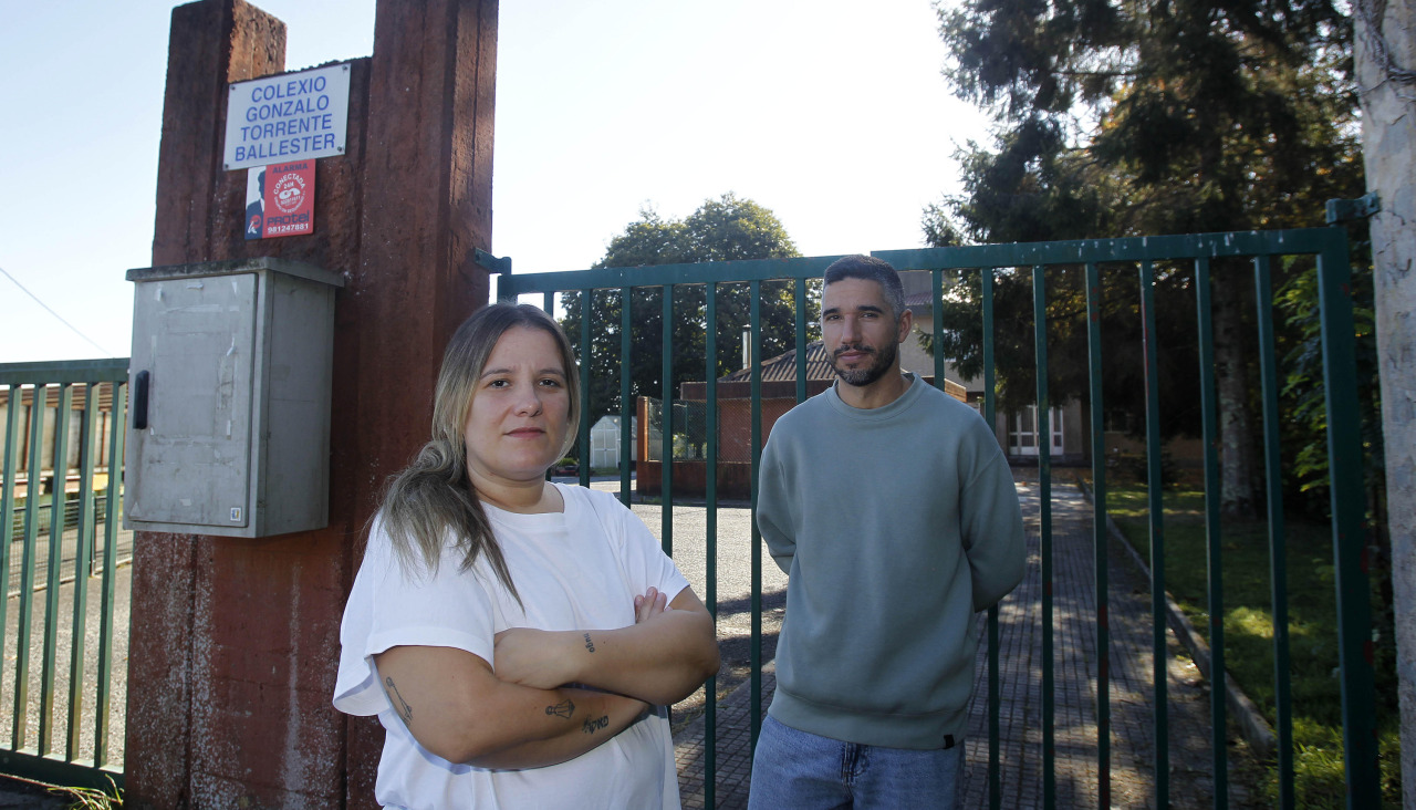 Arantxa Blanco y Félix Garrote, a las puertas del CEIP Torrente Ballester de Sigrás
