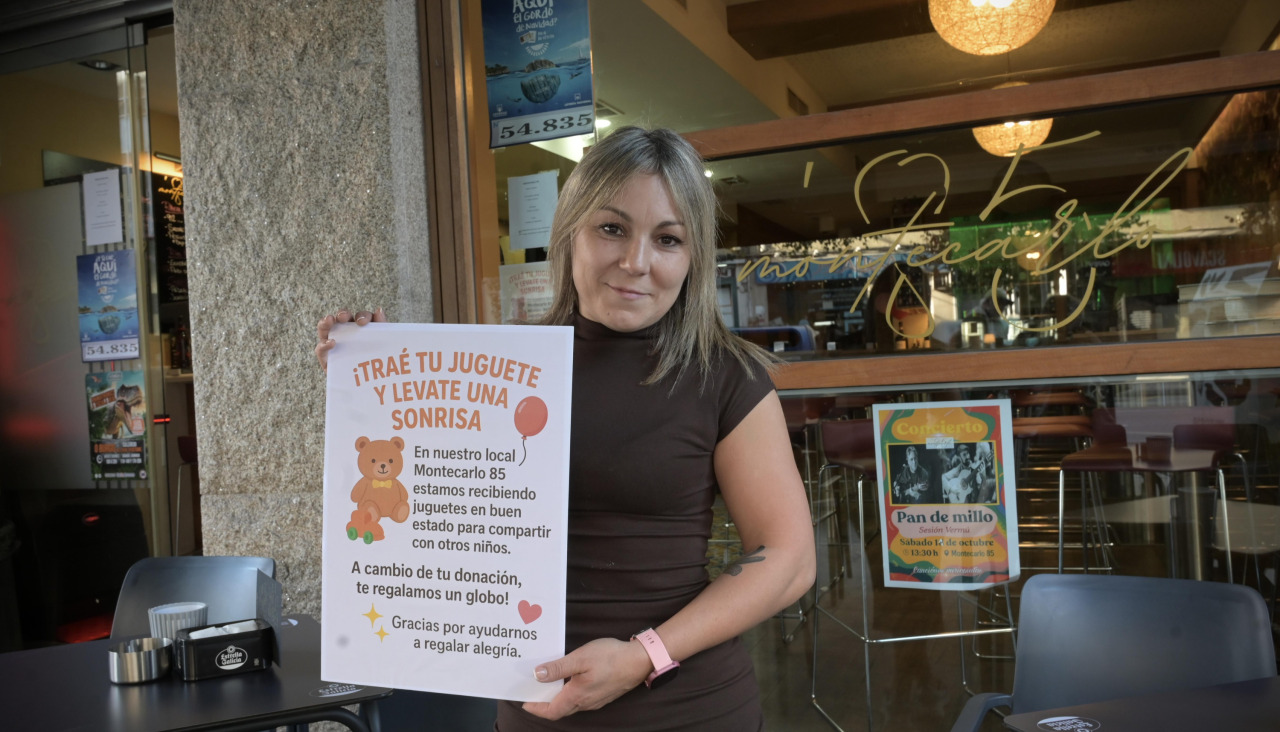 Patricia Sande, dueña del Montecarlo 85, con el cartel solidario