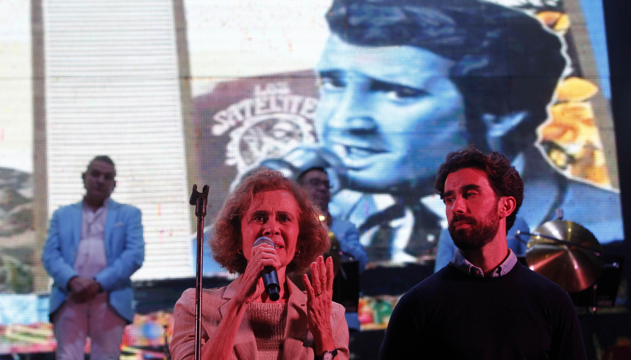 Raquel Boedo, frente al mural de su padre, el pasado viernes en el pregón de las fiestas