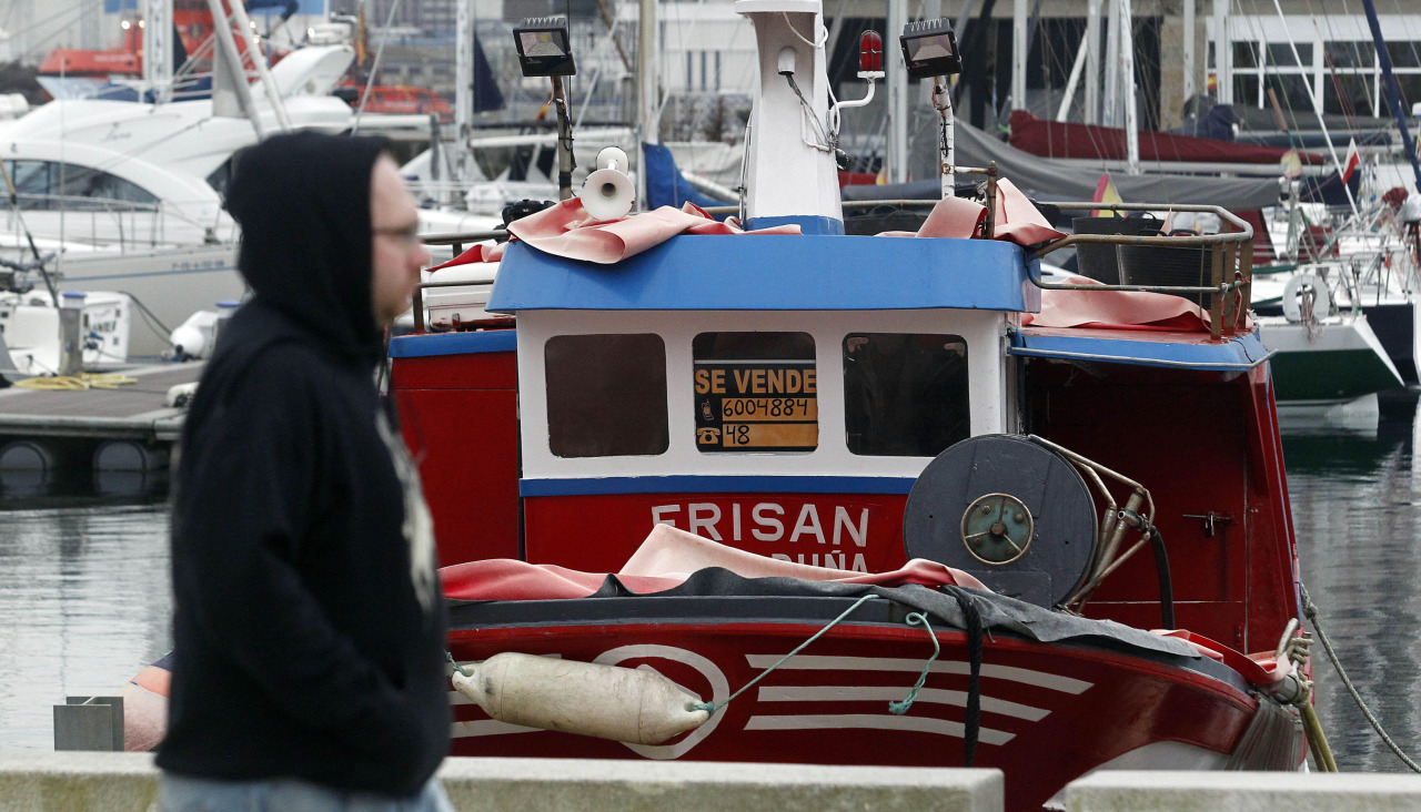 El ‘Frisan’, atracado en La Marina con un cartel de ‘se vende’