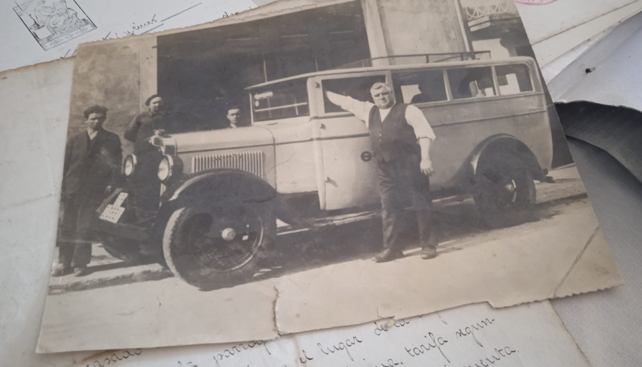 Gerardo Vidal, delante de uno de sus coches, a mediados del siglo XX
