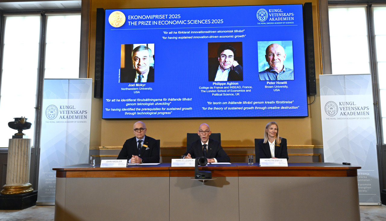 El Comité del Nobel de Economía, este lunes, durante el anuncio de su fallo