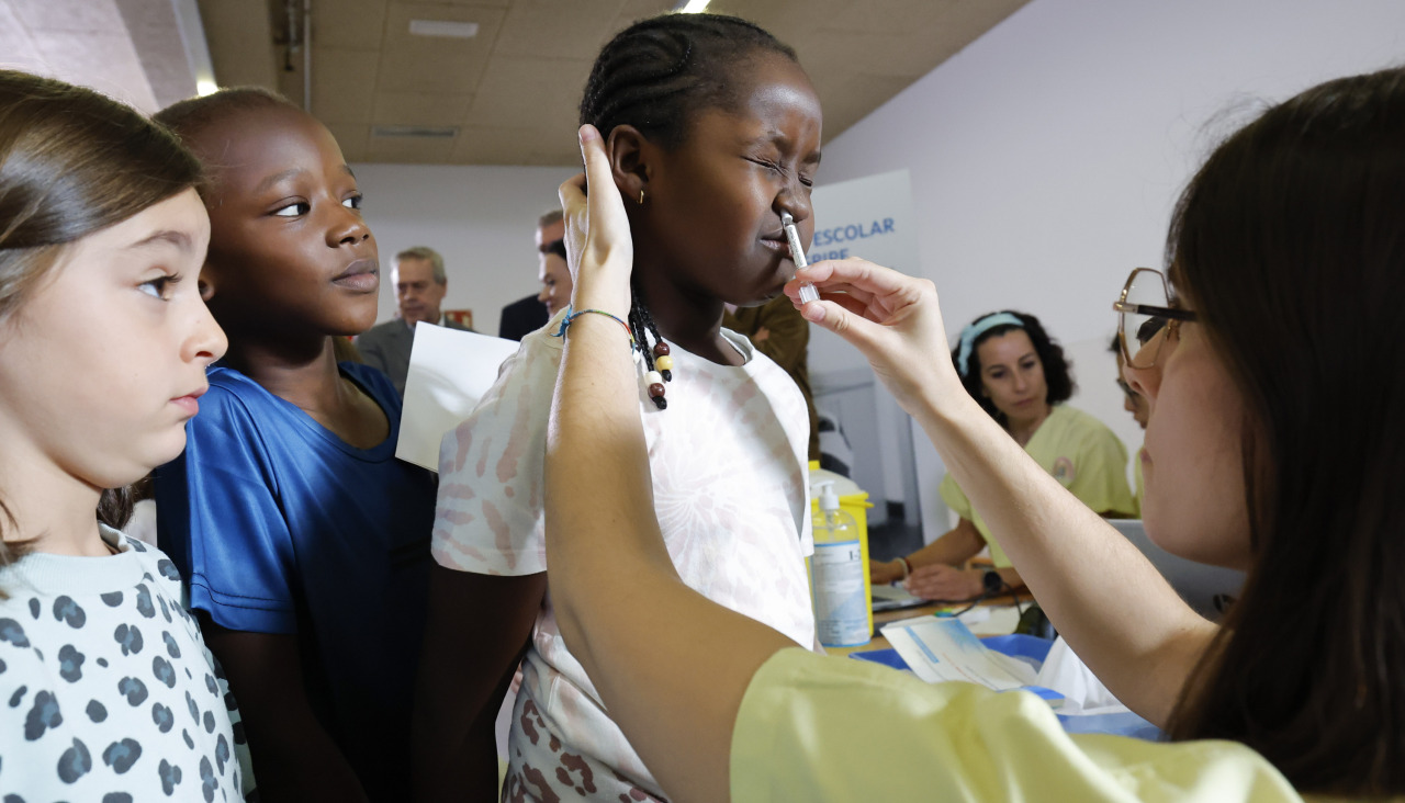 Una sanitaria vacina a unha nena, este luns, no CEIP Camiño Inglés