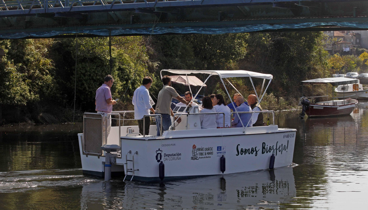 El catamarán por el río Mandeo