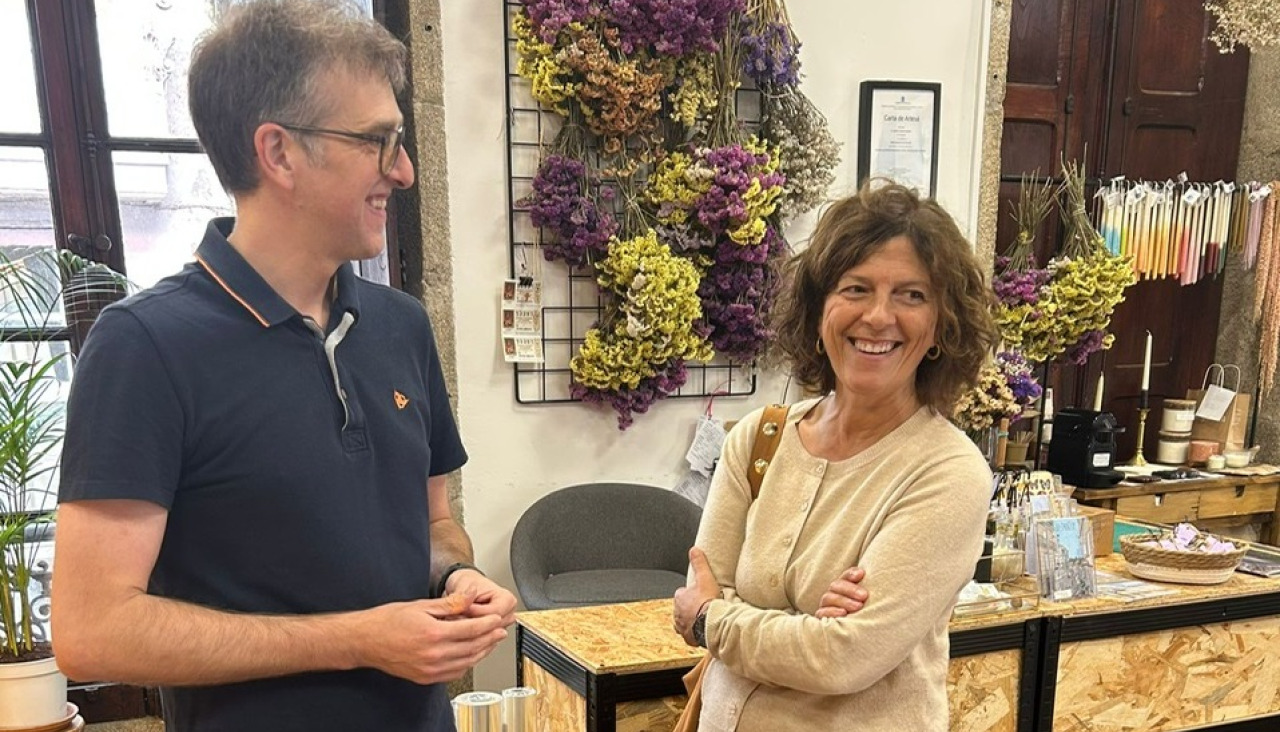 La diputada Rosa Ana García, con Francisco Porto, de rocigarcia, en su establecimiento de la calle Travesa de Betanzos