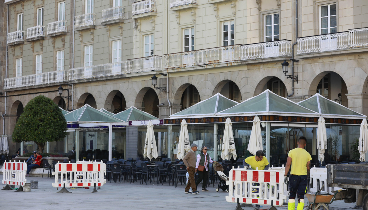 Las obras que se podían ver ayer en María Pita no corresponden todavía a las terrazas