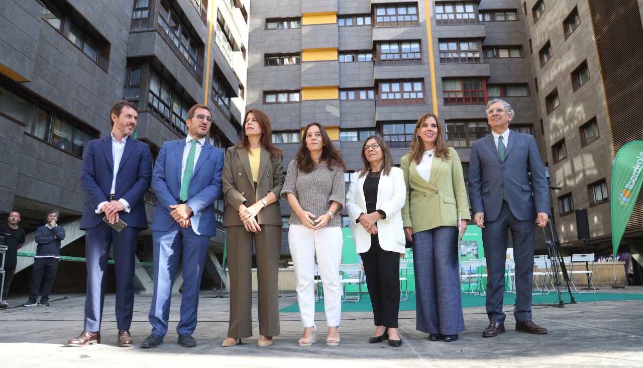 Autoridades en la Torre Efisa