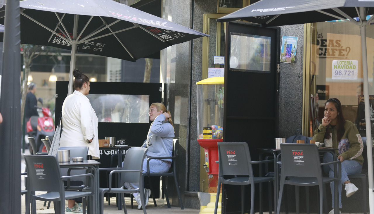 Una terraza en la calle San Vicente, en Os Mallos