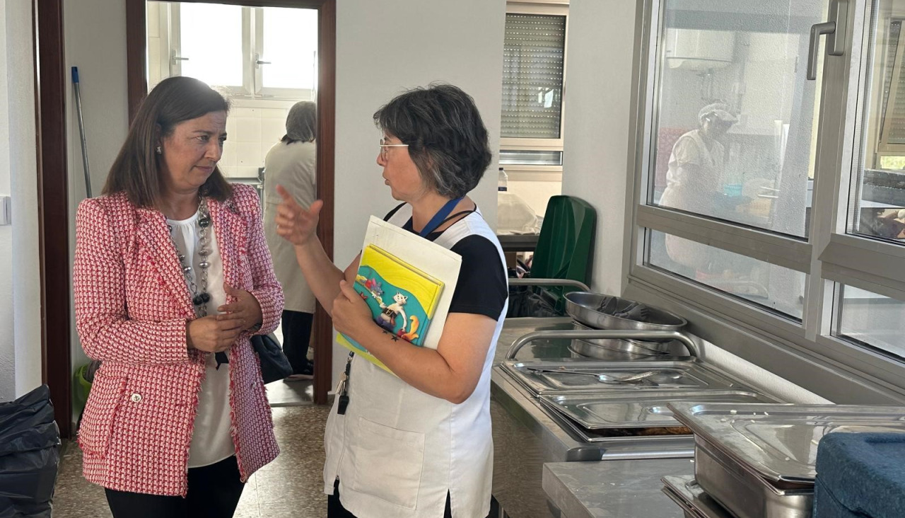 La alcaldesa, María Barral, visitó las instalaciones provisionales del comedor del Vales Villamarín