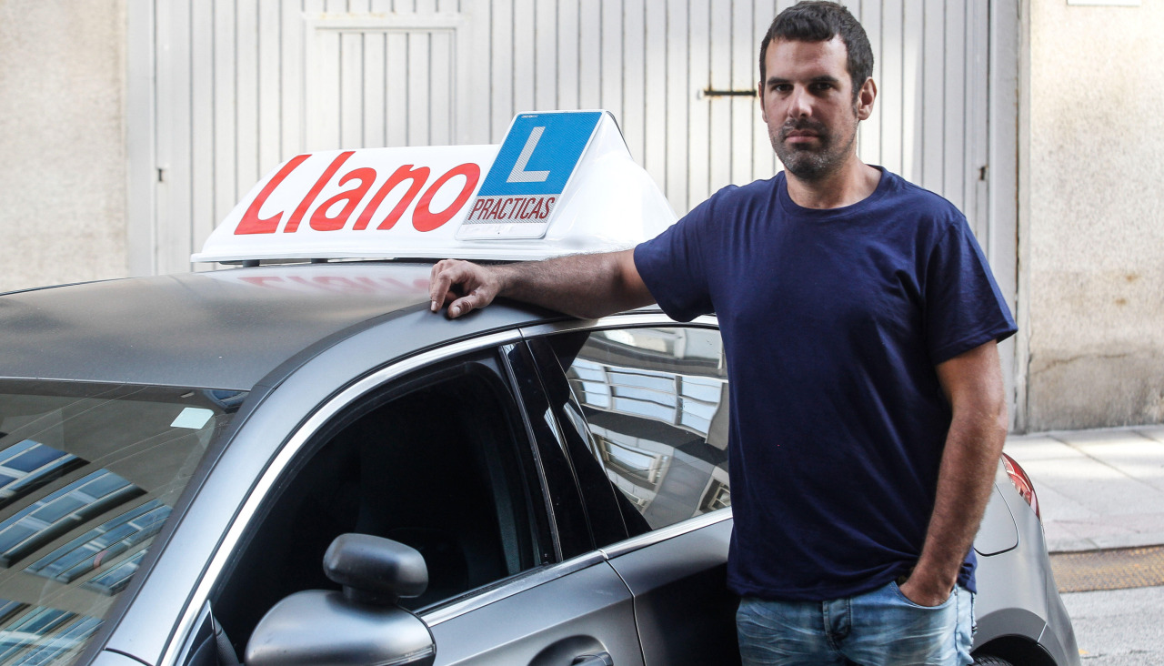José Llano, ayer, con uno de los coches de la autoescuela