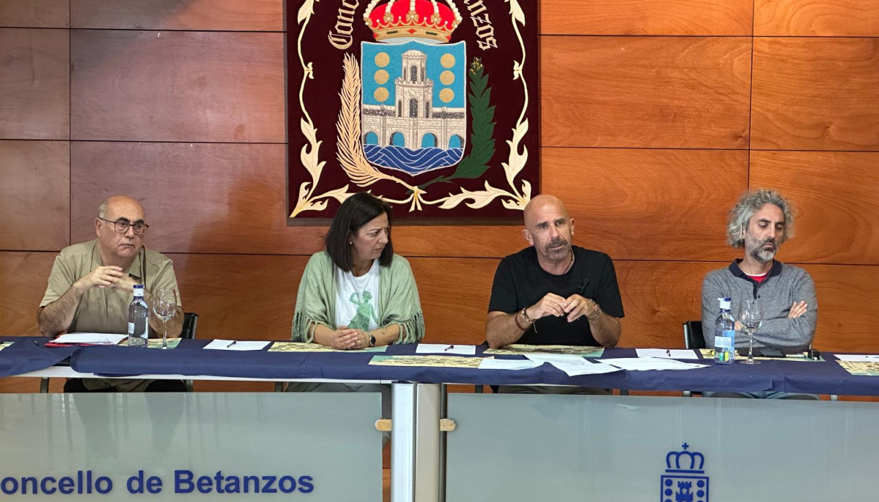 Los representantes de los trabajadores, acompañados por la alcaldesa, ayer en el Edificio Archivo