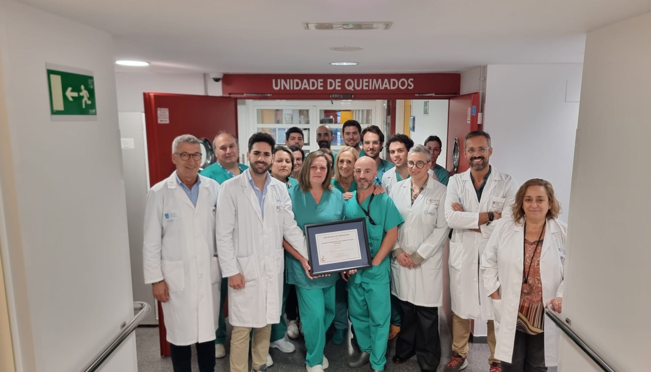 Parte del equipo de Quemados del Chuac muestra la acreditación EBA