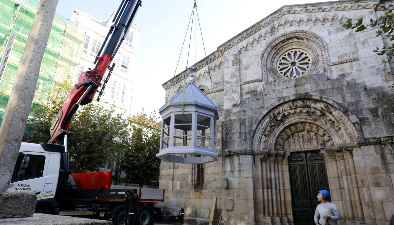 La pieza del siglo XIX volvió a ocupar su lugar en el tejado del templo románico del XII