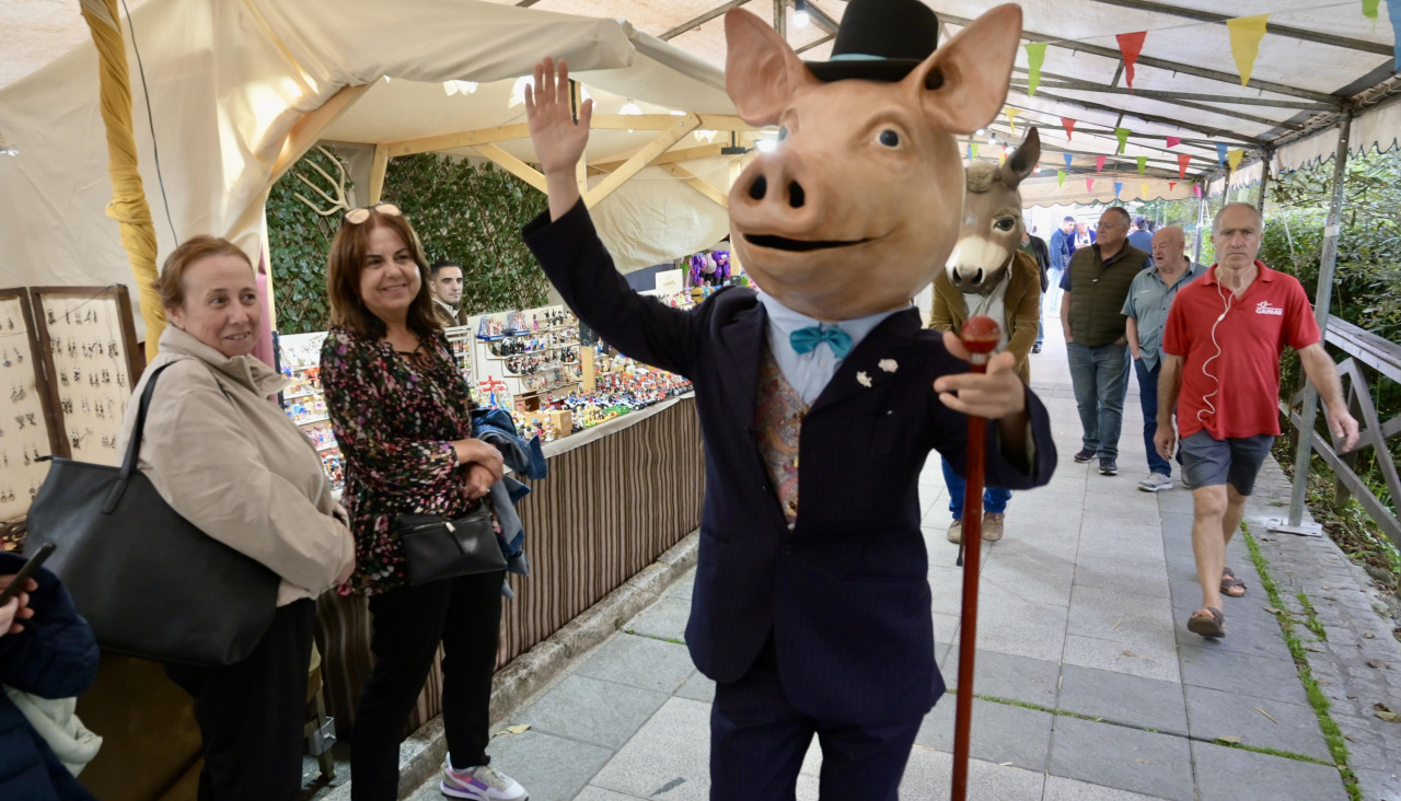 La feria se celebra en el entorno del paseo fluvial y del Balneario