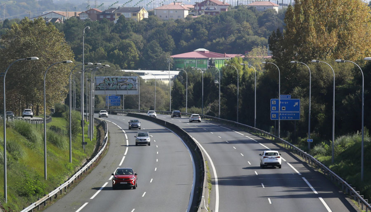 Autopista AP-9 a su paso por Culleredo, donde se aprecia la suciedad en las cunetas