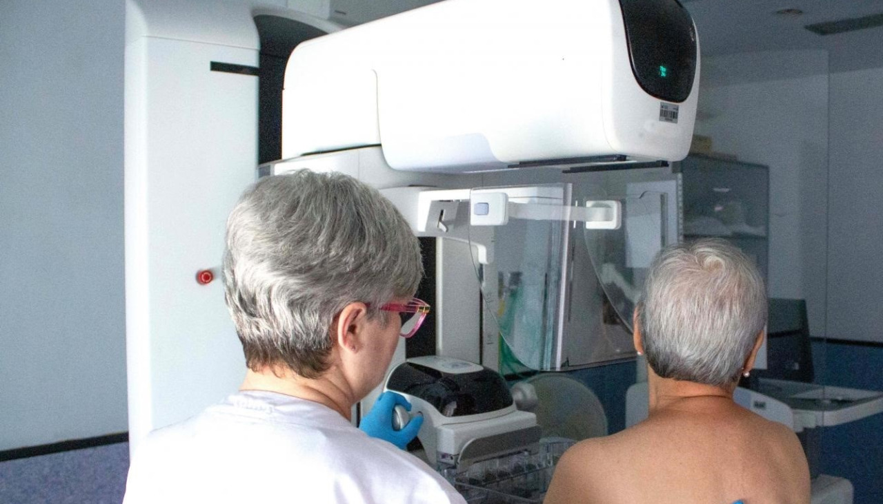 Una mujer se somete a una mamografía