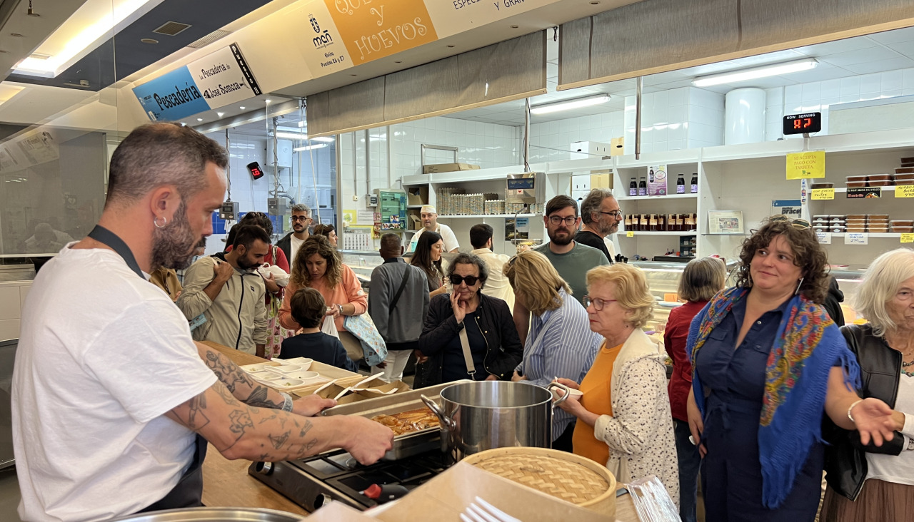 El mercado de Elviña se llenó de sabor con una degustación de pescado de Laxe a cargo de los cocineros Iván Domínguez y Miguel Mosteiro