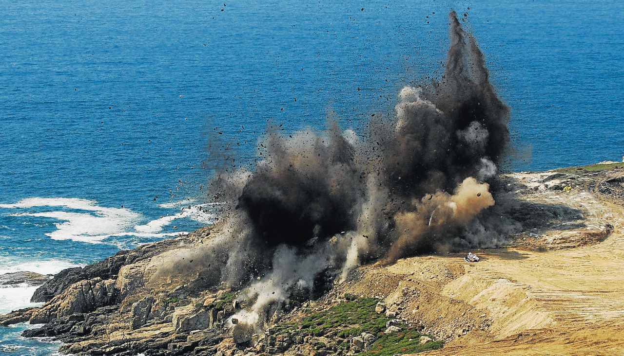 Primera voladura de las obras del puerto exterior de Langosteira y único registro gráfico