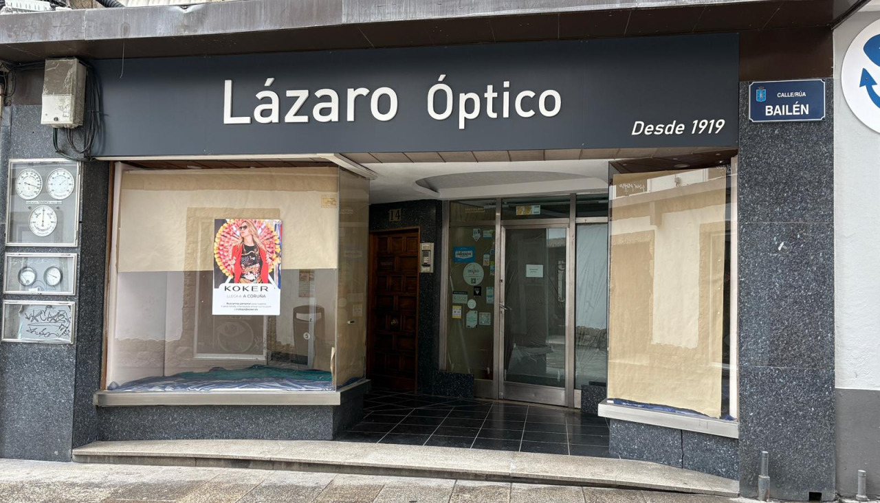 Cartel de Koker en el bajo que ocupaba la Óptica Lázaro en la calle Bailén de A Coruña